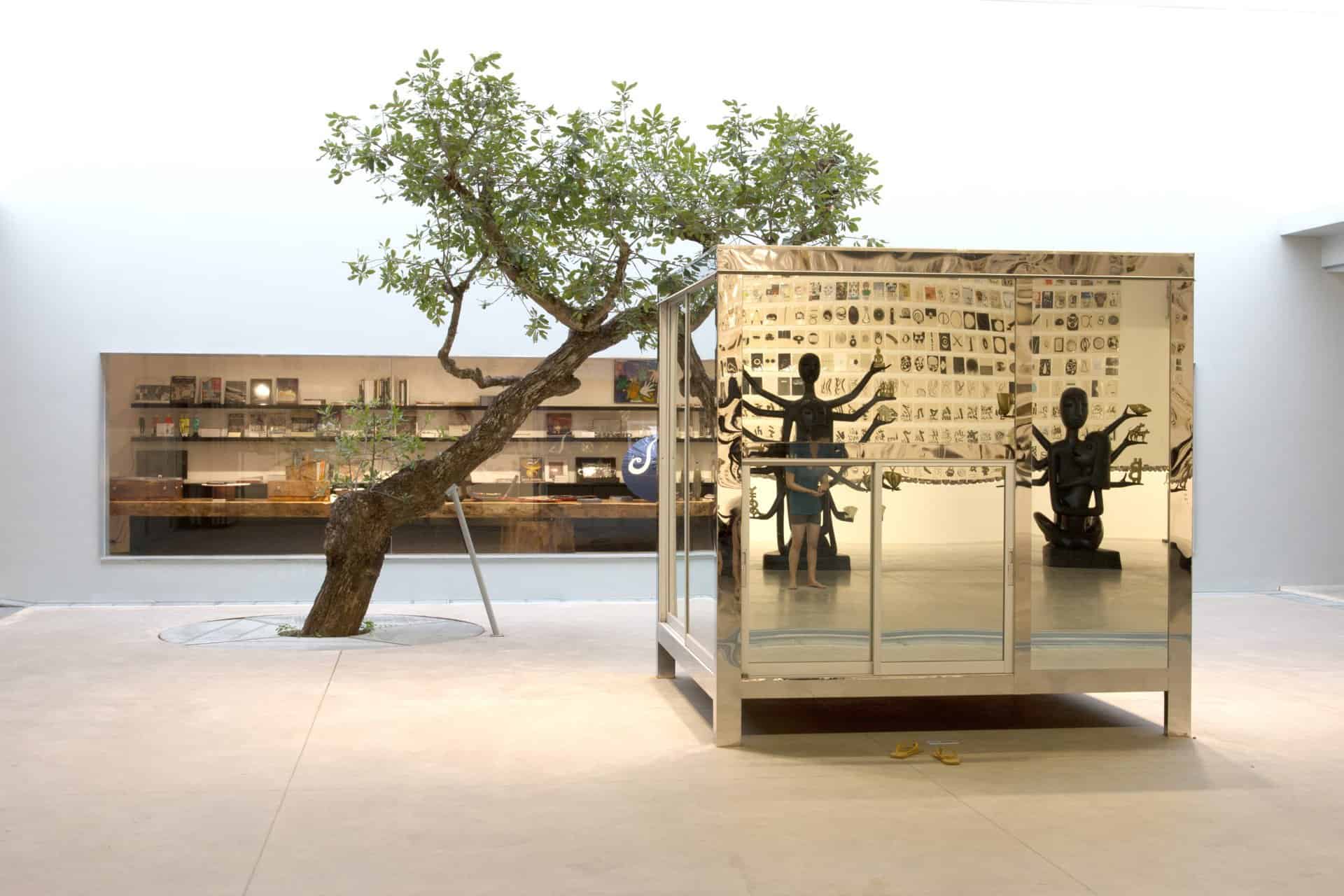 Kamin Lertchaiprasert
Tea House (ห้องชา), 2016
Metal, mirror and plywood
240 x 240 x 240 cm
Photo credit: Maiiam Museum