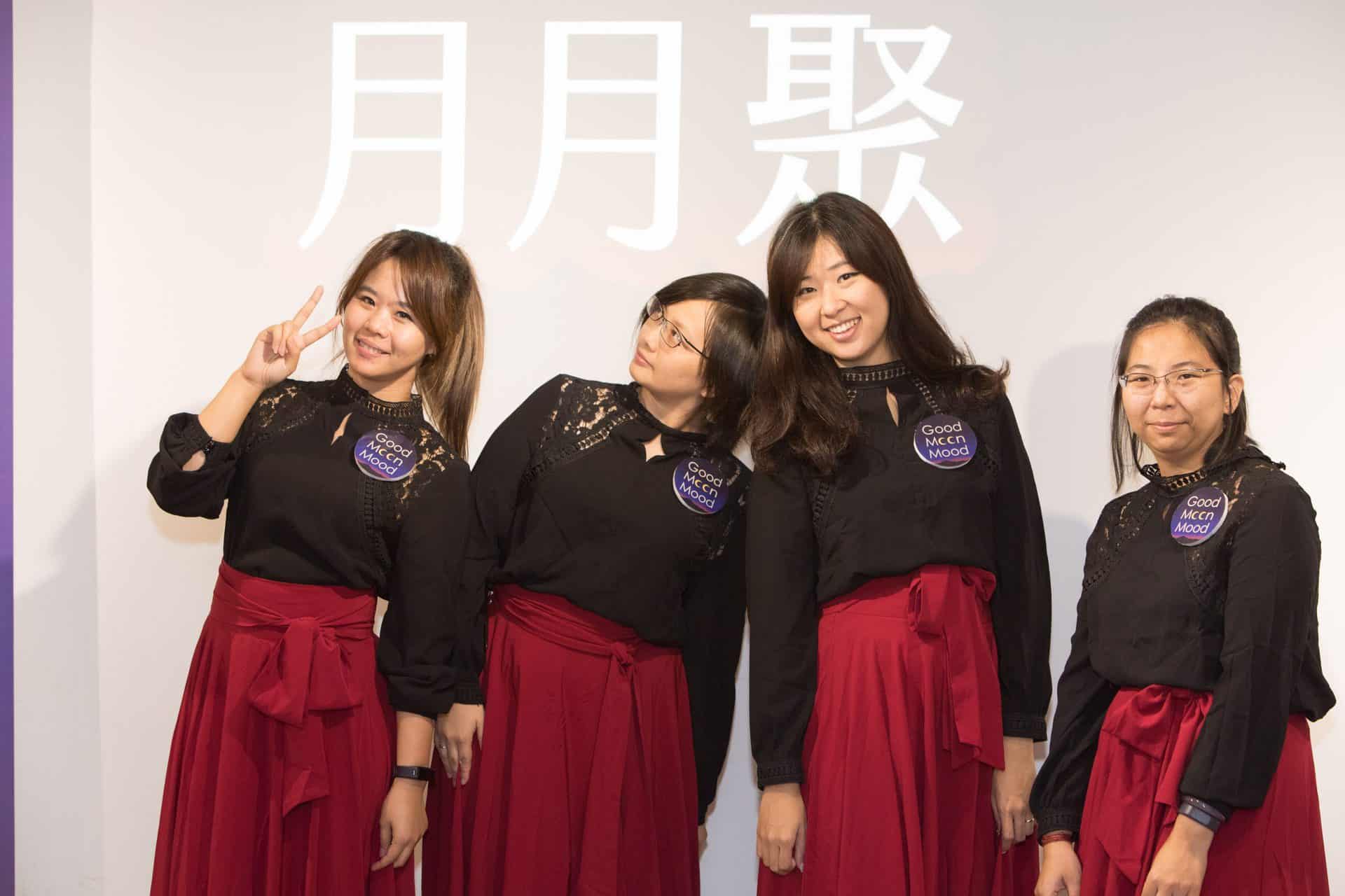 2017年創辦了「望月女子谷慕慕 Good Moon Moon」_2019 月月聚合影
「月亮褲」是由兩位月經狂熱者所催生的吸血內褲品牌，創辦人妃妃與伊伊，一位以衛生棉條為題寫論文、一位為當時少數使用月亮杯的前幾人，因為「台灣月亮杯計畫」而結識。有感於自身對月事用品的熱愛、身為推廣月亮杯等新式生理用品的先驅，在台灣月亮杯計畫結束以後，對計劃仍充滿熱忱的兩人決定「一起做點什麼」，所以在2017年創辦了「望月女子谷慕慕 Good Moon Moon」，希望讓所有人「重新看待生理期，每個月都Good Moon Mood」。