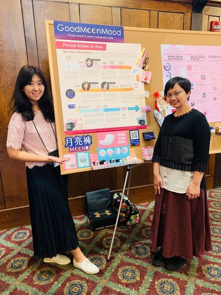 「望月女子谷慕慕」創辦人合影_2019 飛往美國參與兩年一度的世界月經大會
2019年兩位創辦人甚至自費飛往美國參與兩年一度的「世界月經大會」，跟來自世界各地的月經倡議者齊聚一堂，分享台灣由使用者發起的獨特生理用品產業發展經驗。這兩年，谷慕慕也持續舉辦實體活動「月月聚」，讓大家每個月有暢談月經的聚會場合。