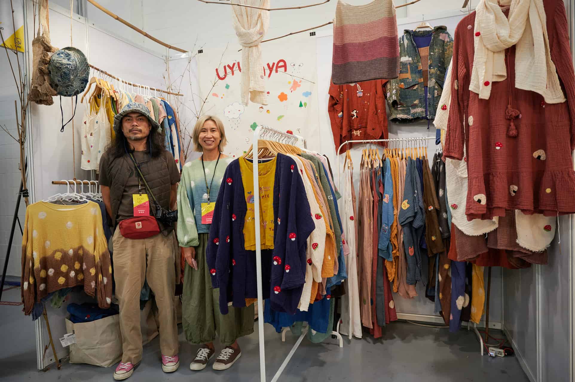 同樣也是天然染的服飾品牌 UYU AYA，在泰國東北話的意思就是「混亂、沒有秩序」，卻也是品牌的核心精神。使用天然染料與有機布料，服飾中充滿者俏皮、童趣的圖樣。而且你絕對不可能只帶一件走，因為這麼可愛的衣服，會令人忍不住把褲子、裙子一起帶走（荷包小心警告）。