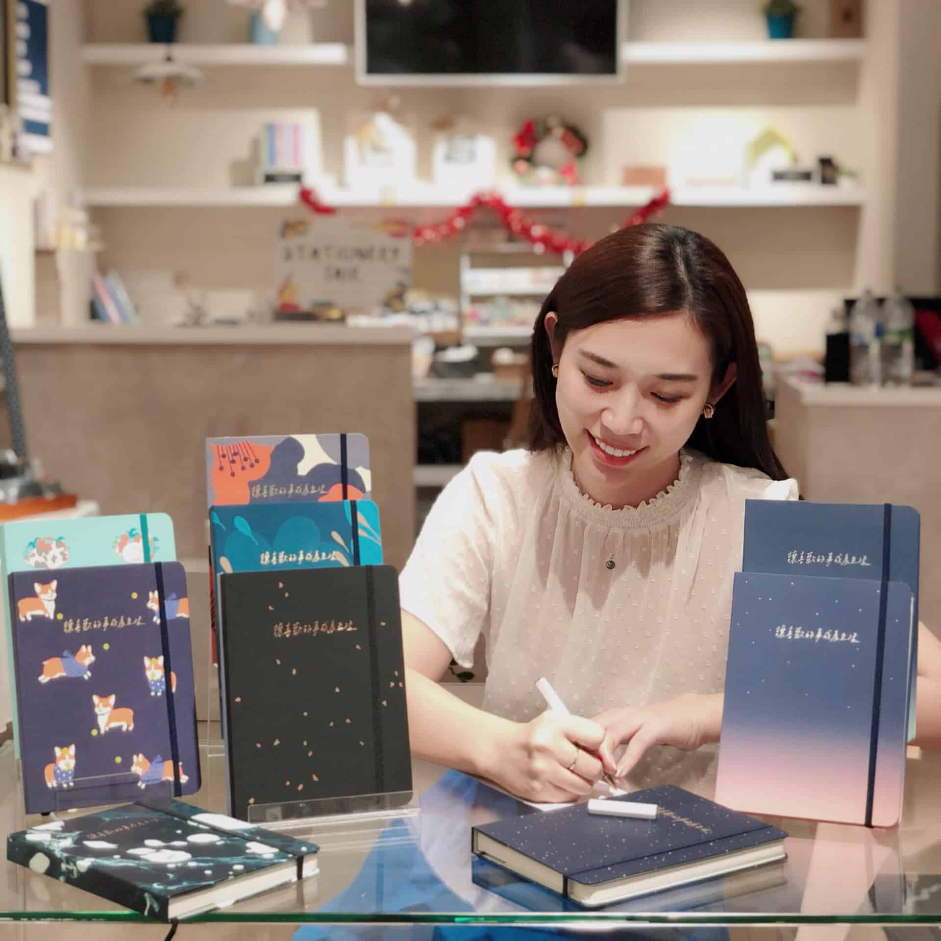 在Ninth Gallery做為亞洲手創展馬來西亞區域合作夥伴的協助之下，我們成功合作了多位來自馬來西亞的手創品牌，包括以手帳筆記本著名的Mossery，並聯名開發了以「讓喜歡的事成為生活」封面筆記本。同步經由Pop Up Asia Makers的比賽得獎者將透過Ninth Gallery參與亞洲手創展手創大人物台灣總決賽，也因此在這樣的機會下，許多來自馬來西亞的手創品牌積極參與並拓展台灣市場。