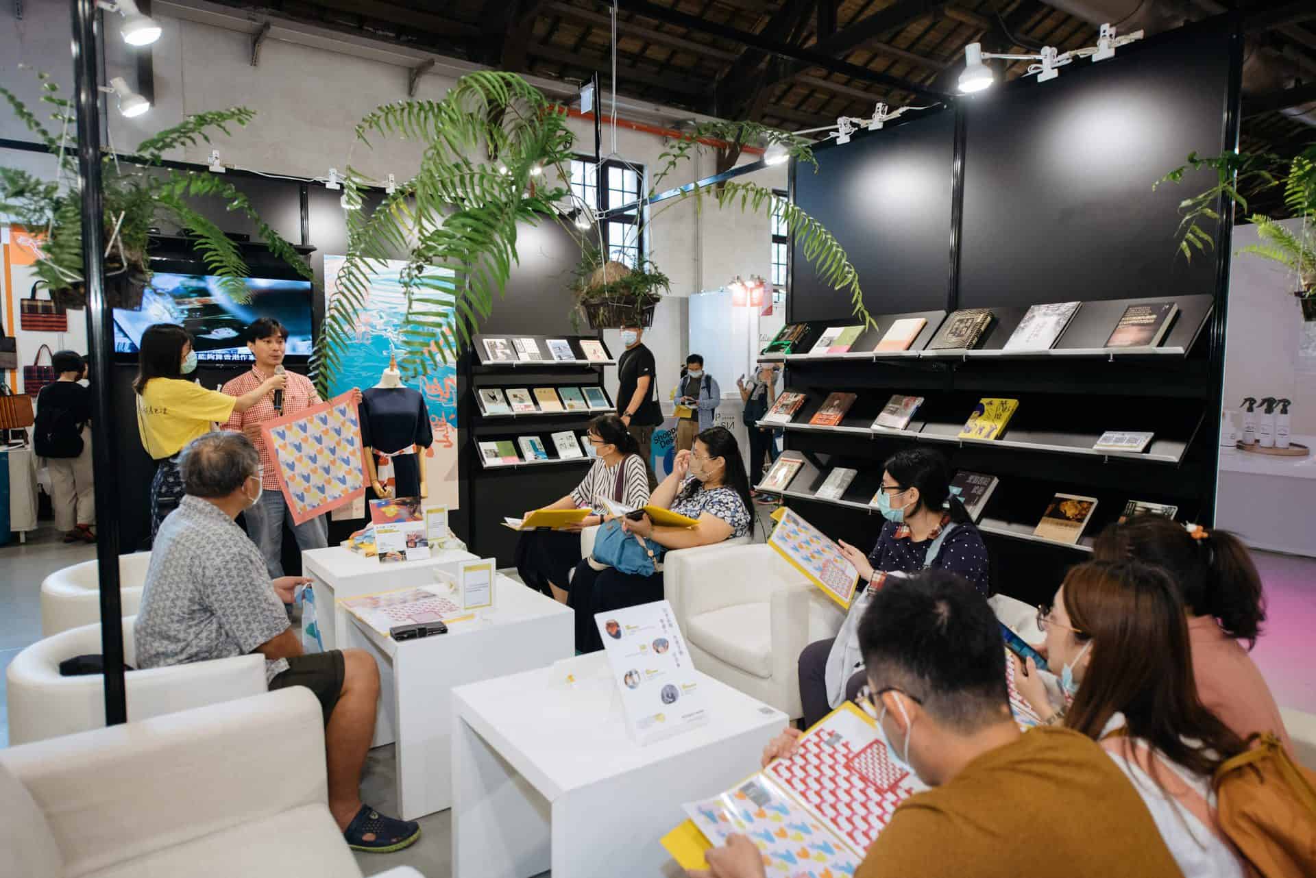 2020POPUPASIA亞洲手創展-香港主題館以書房為載體，佐以【閱書】、【品茶】、【學手藝】三大主軸搭配每日多樣活動及【國際論壇】、【香港傳統紮作技藝展】、【他們在島嶼寫作-香港作家紀錄片播放】，無論身處何處皆能感受滿滿的正宗香港風情。