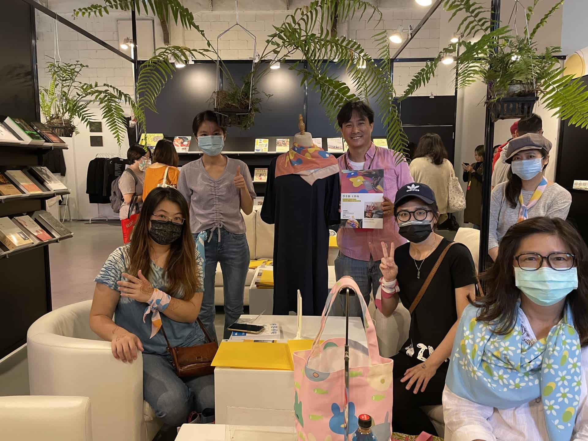 2020POPUPASIA亞洲手創展-香港主題館以書房為載體，佐以【閱書】、【品茶】、【學手藝】三大主軸搭配每日多樣活動及【國際論壇】、【香港傳統紮作技藝展】、【他們在島嶼寫作-香港作家紀錄片播放】，無論身處何處皆能感受滿滿的正宗香港風情。