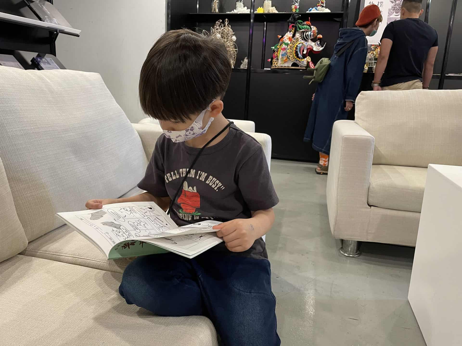 2020POPUPASIA亞洲手創展-香港主題館以書房為載體，佐以【閱書】、【品茶】、【學手藝】三大主軸搭配每日多樣活動及【國際論壇】、【香港傳統紮作技藝展】、【他們在島嶼寫作-香港作家紀錄片播放】，無論身處何處皆能感受滿滿的正宗香港風情。