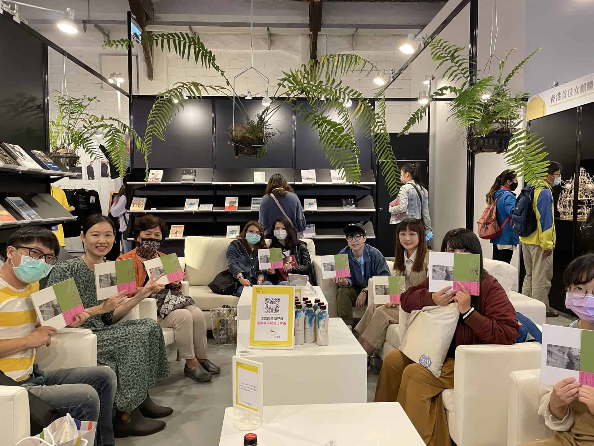 2020POPUPASIA亞洲手創展-香港主題館以書房為載體，佐以【閱書】、【品茶】、【學手藝】三大主軸搭配每日多樣活動及【國際論壇】、【香港傳統紮作技藝展】、【他們在島嶼寫作-香港作家紀錄片播放】，無論身處何處皆能感受滿滿的正宗香港風情。