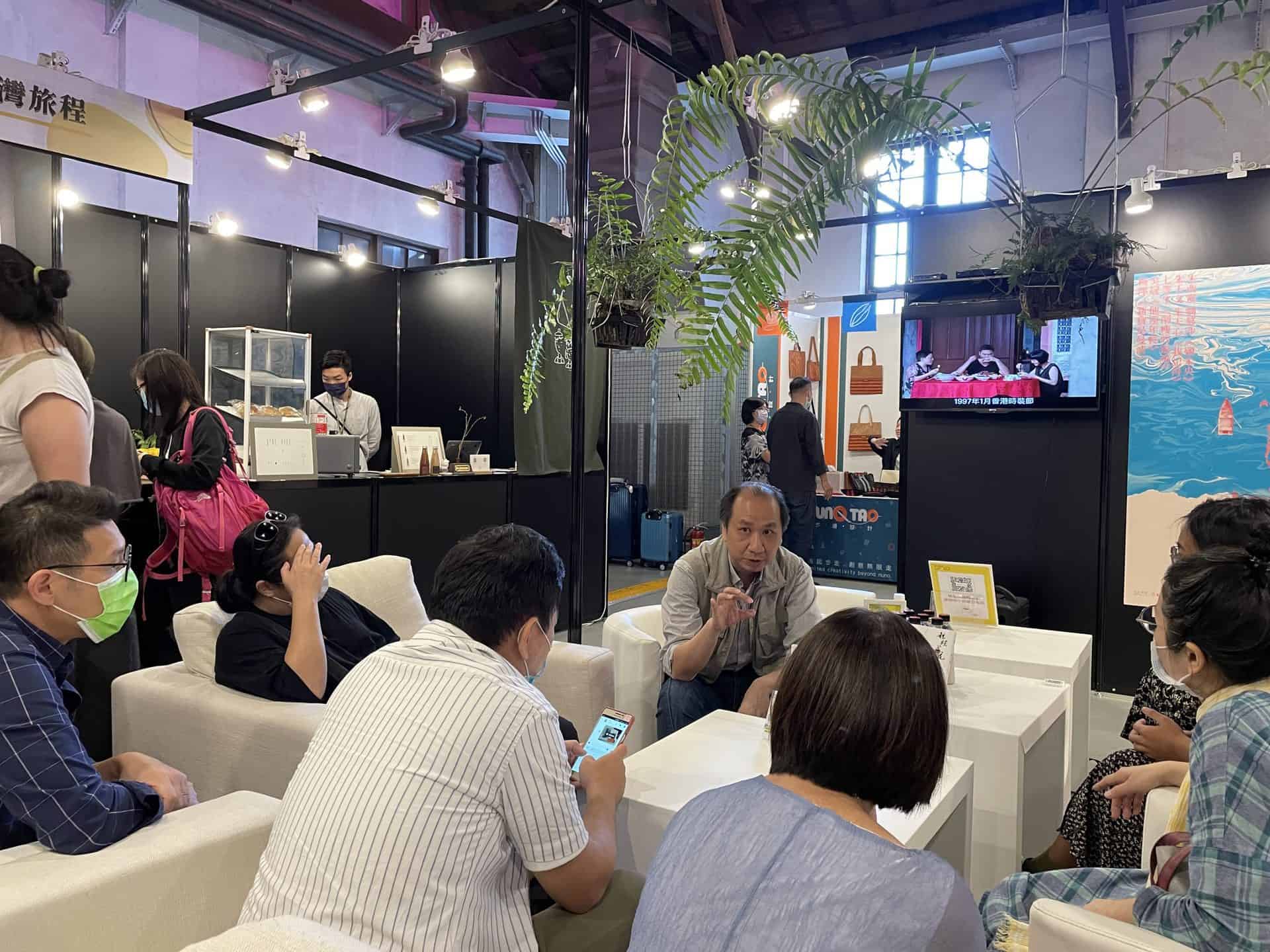 2020POPUPASIA亞洲手創展-香港主題館以書房為載體，佐以【閱書】、【品茶】、【學手藝】三大主軸搭配每日多樣活動及【國際論壇】、【香港傳統紮作技藝展】、【他們在島嶼寫作-香港作家紀錄片播放】，無論身處何處皆能感受滿滿的正宗香港風情。