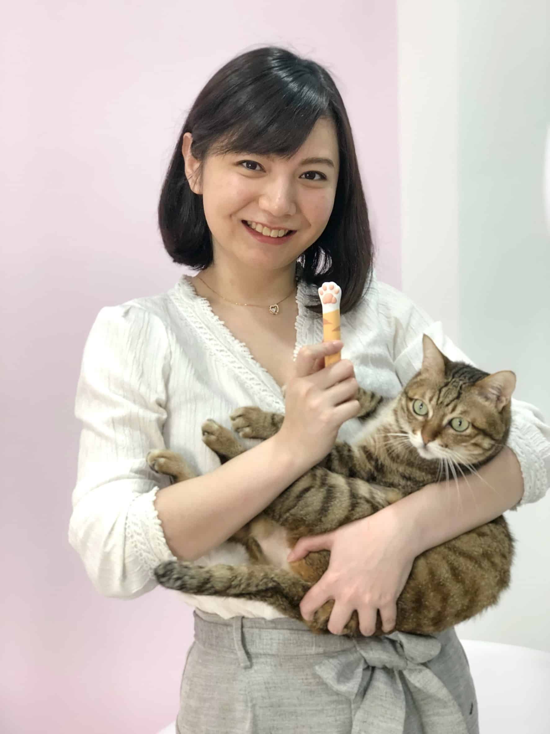 CATISS，為 Cat & Kiss 的縮寫，一個為貓奴而生的美妝保養品牌透過可愛、有質感並具有巧思的商品包裝，呈現出貓咪最討喜的部位或姿態，讓貓奴的日常保養被貓咪圍繞，我們是一群熱愛毛小孩的團隊青年們，致力開發療癒的商品外觀，更同時講究具水準的成分及功效，堅持全產品100%台灣製造，期望能帶給消費者真正的身心靈療癒感。