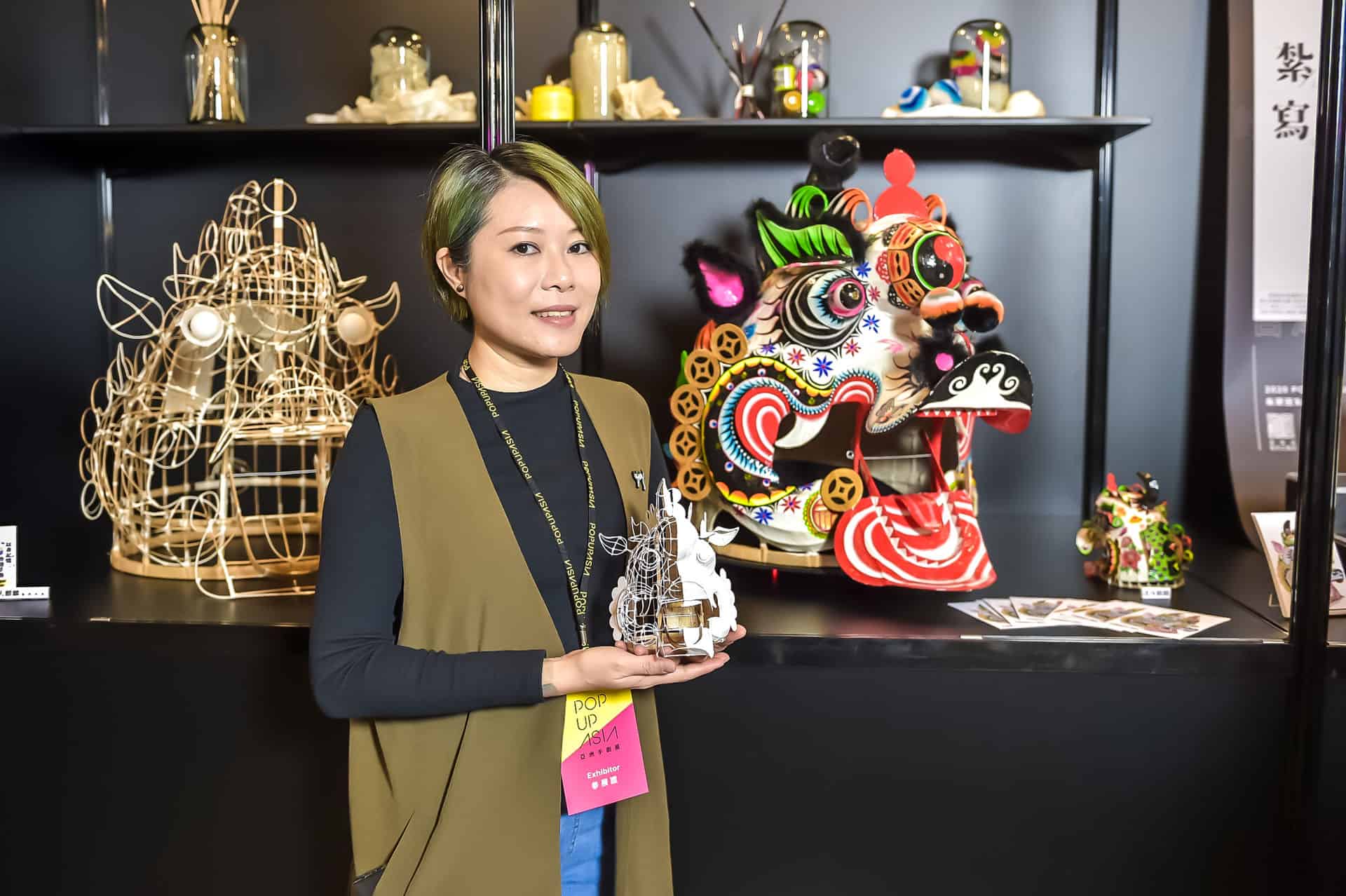 2020POPUPASIA亞洲手創展-香港主題館以書房為載體，佐以【閱書】、【品茶】、【學手藝】三大主軸搭配每日多樣活動及【國際論壇】、【香港傳統紮作技藝展】、【他們在島嶼寫作-香港作家紀錄片播放】，無論身處何處皆能感受滿滿的正宗香港風情。