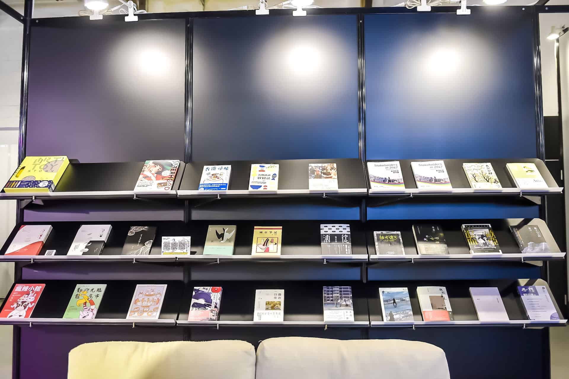 2020POPUPASIA亞洲手創展-香港主題館以書房為載體，佐以【閱書】、【品茶】、【學手藝】三大主軸搭配每日多樣活動及【國際論壇】、【香港傳統紮作技藝展】、【他們在島嶼寫作-香港作家紀錄片播放】，無論身處何處皆能感受滿滿的正宗香港風情。