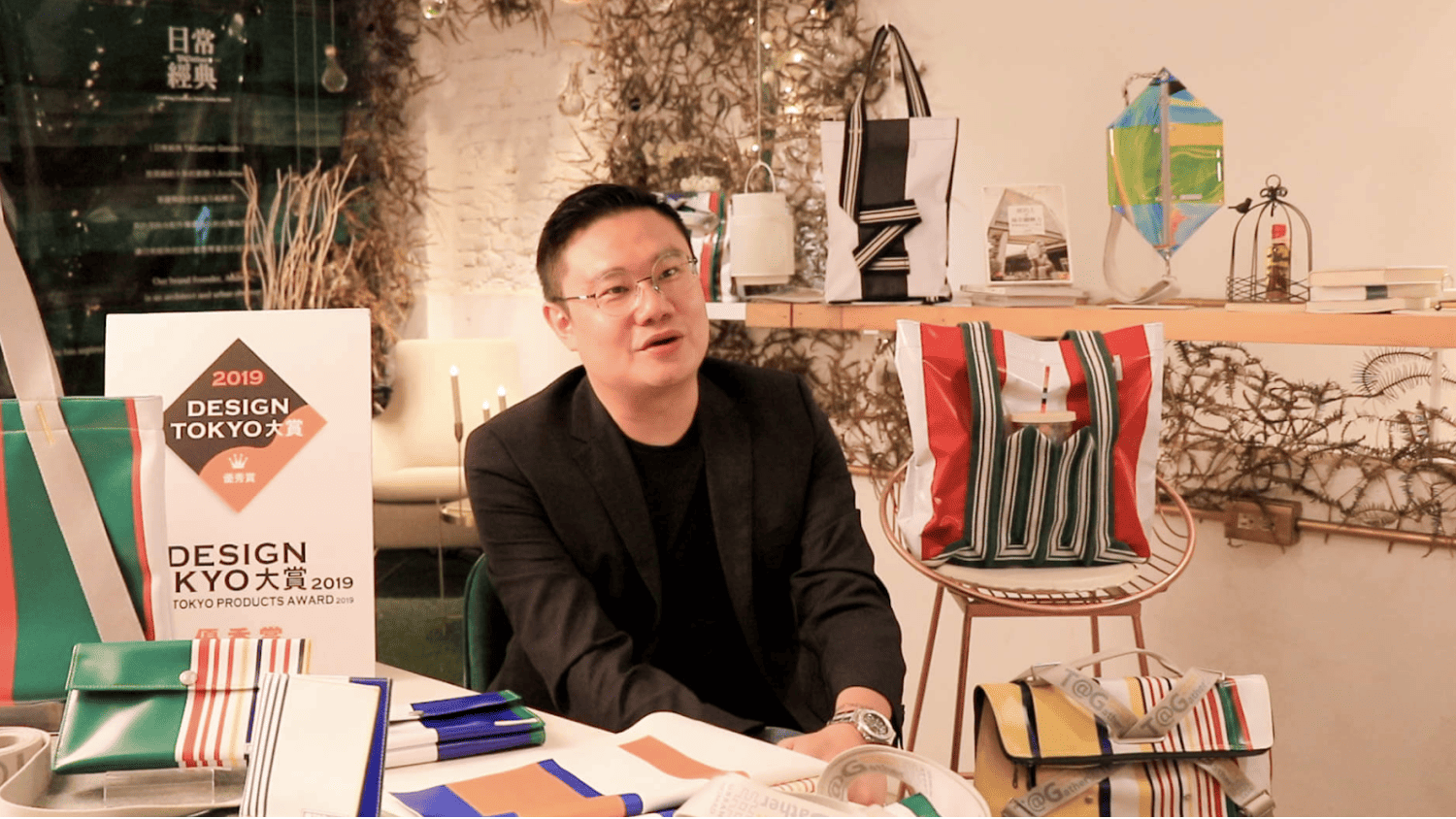 日常經典創辦人 Andrew，與品牌推出的帆布包款。 （ 圖片來源：SHOPLINE 電商教室 ）